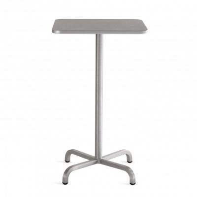 Silberner Emeco Stehtisch mit quadratischer Tischplatte und vierbeinigen Fußkreuz für Bar und Gastronomie.